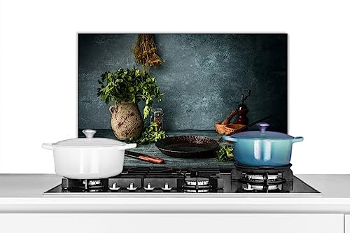 KitchenYeah© Küchenrückwand Platte Spritzschutz Küche Deko Aluminium Platte | 70x50 cm - Spritzschutz Herd Alternative für GlasplatteKräuter - Gewürze - Pfanne - Messer - Grau - Rustikal