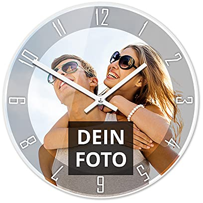 PhotoFancy® - Uhr mit Foto Bedrucken - Fotouhr aus Acrylglas - Wanduhr mit eigenem Motiv selbst gestalten (26 cm rund, Design: Klassisch schwarz/Zeiger: weiß)