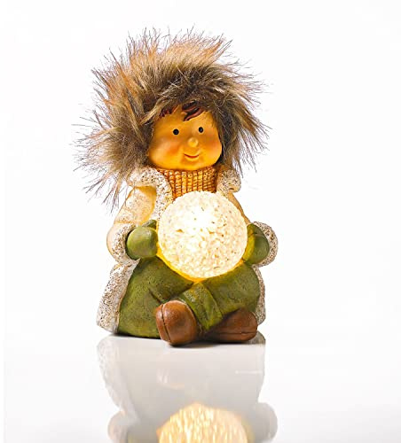 LED Weihnachtsfigur Winterjunge 12 cm Weihnachtsdeko Beleuchtet Dekofigur | BURI, sitzende Figur, Schneeball, Pelzmütze, warmweißes Licht, Winterdekoration, Tischdeko, niedliches Design, Advent