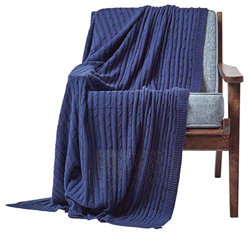 Homescapes gestrickte Tagesdecke, dunkelblaue Wohndecke 150 x 200 cm, Strickdecke aus 100% Baumwolle mit Zopfmuster, ideal als Sofaüberwurf, Kuscheldecke, Plaid oder Babydecke, Marineblau