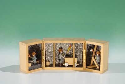 Miniatyr i fällbox tvålkopp bergskonstruktion i miniatyr höjd ca 4,5 cm nya julfigurer träfigurer tvålar Erzgebirge