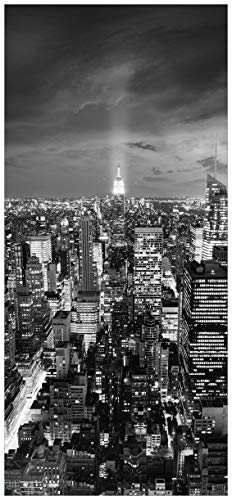 Wallario Selbstklebende Türtapete New York bei Nacht - Panoramablick über die Stadt - schwarzweiß - Türposter 93 x 205 cm Abwischbar, rückstandsfrei zu entfernen