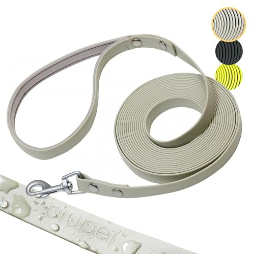 PiuPet® Schleppleine für Hunde - Wasserfeste Hundeleine - 20m - grau | PVC Trainingsleine, Handschlaufe, 360° Karabiner, bis 50kg, wetterfest, leicht zu reinigen, große Hunde, 15mm Breite