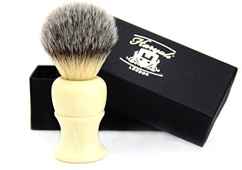 Pennello da barba in pelo di tasso con base color avorio per una rasatura perfetta.