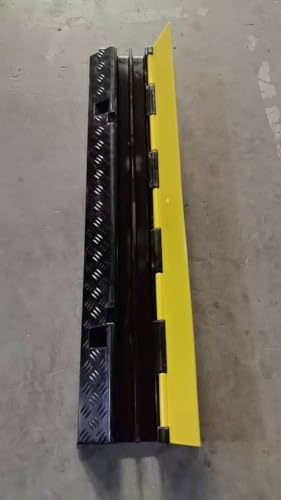 CAPUANO MUSICA Pedana Passacavo 2 Canali, 100x23,50x5 cm, Set da 1 Pezzi, Nero e Giallo, Coperchio in PVC, Carrabile
