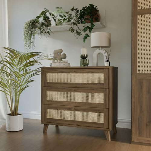 Forte GLENKEEN Kommode 90, Kommode im Boho-Stil mit Rattangeflecht, 3 Schubladen, Holzwerkstoff, Valencia Eiche Holzdekor| Naturrattan, 89,8 cm breit x 84 cm hoch x 42 cm tief