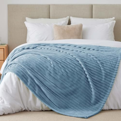 BEDELITE Kuscheldecke Flauschig Deko Decke für Bett, Hellblau, 220x240 | Große XXL Fleecedecke, Cord Überwurf für Wohnzimmer und Schlafzimmer, weiche Wohndecke, Tagesdecke, das ideale Geschenk