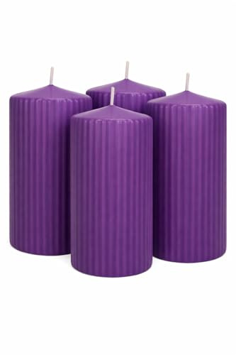Geriffelte Stumpenkerzen 4er Set durchgefärbt 130x70 mm – Premium Rillenkerzen Made in Germany – 61h Brenndauer – Moderne Deko Kerzen für Adventskranz & Tischdeko (Lila)