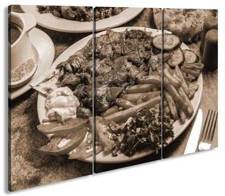 Une délicieuse assiette avec des kebab et des frites croustillantes, une fête pour les sens. Format : 120 x 80 cm (3 pièces) Effet : sépia comme image sur toile, motif encadré sur cadre en bois