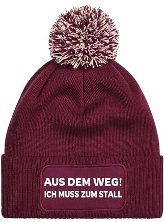 NIMAMA Pferd Beanie Mütze AUS DEM Weg ICH MUSS ZUM STALL - Damen Bommel Wintermütze mit Statement - Lustiger Spruch Strickmütze - Wollmütze als Geschenk für Frauen und Mädchen