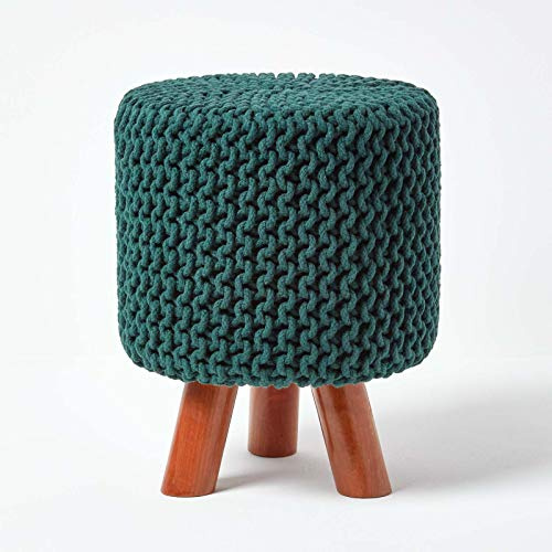 Homescapes Kleiner runder Strick Sitzhocker mit Holzbeinen, grüner Fußhocker 32 x 32 x 42 cm, Strickhocker mit grob gestricktem Bezug aus 100% Baumwolle, tannengrün