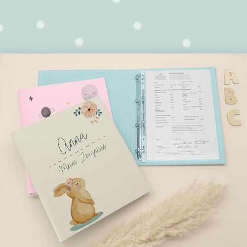 Zeugnismappe A4 personalisiert, Ringordner mit Namen, Leinen-Ordner für Schulzeugnisse, Geschenk Einschulung Mädchen & Jungen, Schulordner Tiermotive (Hase, Beige, 31×27×4,5)
