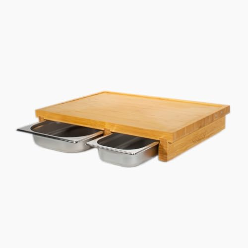 cleenbo Schneidebrett duo classic bamboo BBQ mit zwei Auffangbehälter, Profi Holz Küchenbrett - Schneidbrett XXL extra groß aus Bambus mit 2 Edelstahl Auffangschalen & Saftrille - 55 x 38 x 8,7cm