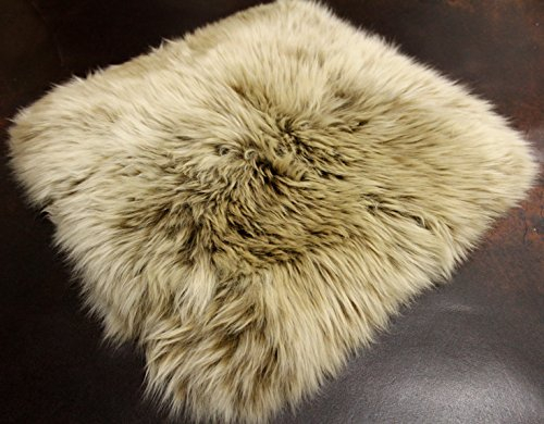 Besonders schöne Sitzauflage aus echtem Lammfell mit den Grundmaßen von 40x40 cm - gemütliches Sitzkissen mit einmaligem Wollbild als Stuhlauflage, Dekokissen, Couch- und Sesselauflage.