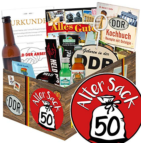 Alter Sack 50 - DDR Geschenkbox für Männer - Ostalgie Geschenkidee 50. | Ostpaket mit DDR Kochbuch, Bier, Likör und Held der Arbeit Urkunde - Perfektes Präsent zum 50. Geburtstag für Herren
