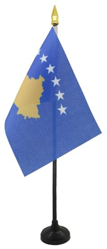 AZ FLAG Tischflagge Kosovo 15x10 cm Polyester 100D Kunststoffsockel | Für innen Republik Kosovo Tischflagge Kosovë genähte Ausführung mit verstärkten Kanten mit Kunststoffstab und goldene Spitze