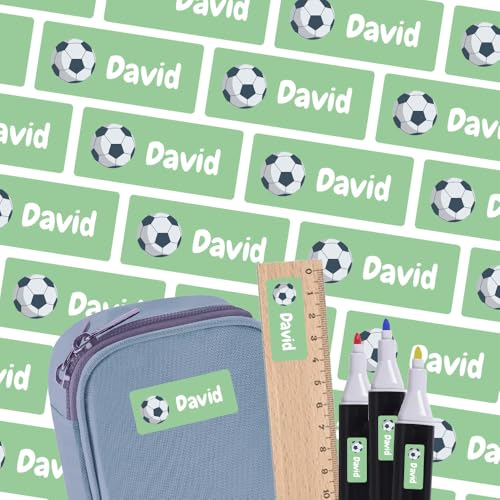Namensaufkleber für Stifte & Lineal (81 Sticker) – Aufkleber mit Name und Fußball für Schulstifte oder Geodreieck – Ideal für Schule und Kindergarten – Spülmaschinenfest, 30 x 13 mm