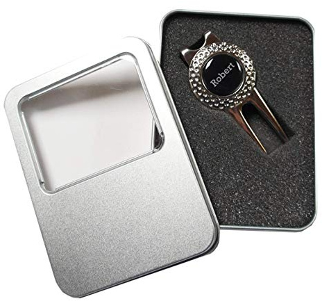 Geschenk-Box: 1 Pitchgabel und 1 Golfball Marker mit INITIALEN oder VORNAMEN, über 2000 Namen sofort lieferbar!