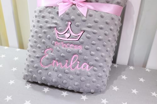Personalisierte Babydecke mit Namen – Grauer Plüsch & graue Baumwolle mit weißen Sternen – Bestickt, Warm & Wintergeeignet, 75x100 cm – Geschenk zur Geburt & Taufe (Grau - Sternen, 75 x 100 cm)