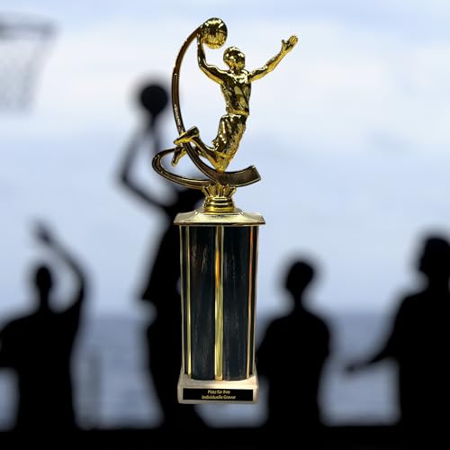 Basketball Pokale - XL Wanderpokal mit Goldener Spielerfigur & Gravur | Trophäe für Basketballspieler auf Säule in Holzoptik und Gold, 32,5 cm Höhe, Individuelles Schild für Siegerehrungen
