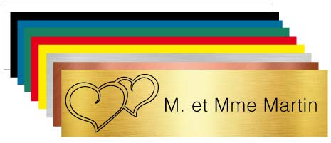 Plaque Gravée Pour Boîte Aux Lettres Personnalisable Avec Votre Nom et Prénom Ornement Petits Coeurs - Dimensions 10 x 2,5 Cm - Aspect Or Brossé Avec Écriture Noir
