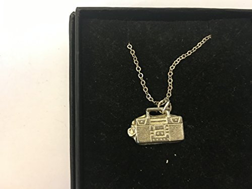 Ghetto Blaster stéréo Tg556 fine en étain anglais sur une Chaîne plaqué argent 50,8 cm Codew1 Postées par nous cadeaux pour tous 2016 à partir de Derbyshire britannique