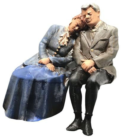 Nickerchen, 2 Stück Modellbahnfiguren sitzend handbemalt, Spur 0 (Null), 1:45