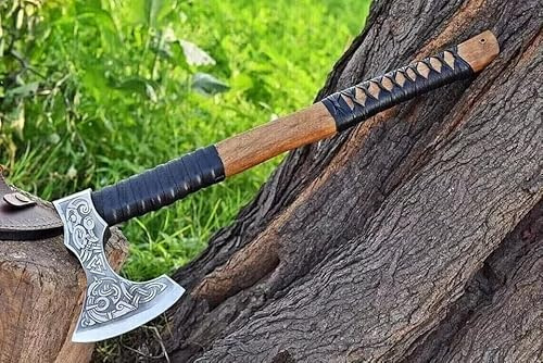 TATLA CRAFT Wikinger Axt Handgeschmiedet Bartaxt aus Carbonstahl mit gravierter Lederscheide - Valknut Symbol & verzierter Griff - Forged High Carbon Steel Blade with Leather Cover