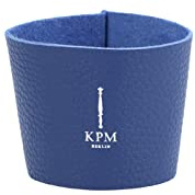KPM Berlin KURLAND Ledermanschette für To-Go Becher mit Prägung, Hitzeschutz Manschette für Porzellan, sicherer Griff für Kaffeebecher, Blau mit weißem Logo