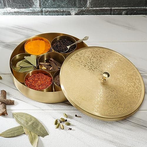 Ajuny Gewürzbox Messing Golden Runde Masala Dabba 7 Behälter Löffel | Geprägter Deckel mit 7 herausnehmbaren Dosen und Löffel, elegante Aufbewahrung für Gewürze, Kräuter und Küche