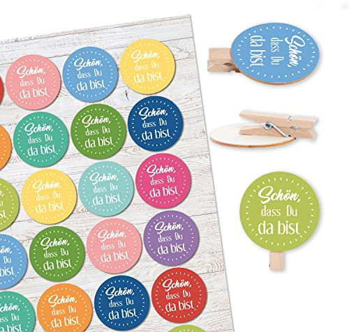 Logbuch-Verlag 24 Schön DASS du da bist Holzklammern Tischdekoration für Feste Hochzeit Geburtstag Dekoklammer mit Sticker bunt 4 cm