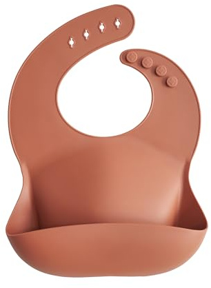mushie Bavoir Bébé en Silicone | Bavoirs Imperméables Réglables | Bavoirs Faciles à Essuyer | 4 Tailles Réglables Avec Poches Avant Profondes | 100% Sans BPA et Phtalate | Clay
