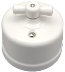 Conmutador de superficie, lazo, porcelana blanca, compatibilidad con sistemas eléctricos, instalación sencilla, uso en decoración y control de luz.