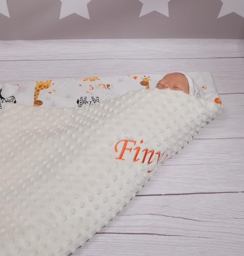 Personalisierte Babydecke mit Namen Cremfarbener Plüsch & Baumwolle mit Safari-Tieren (Löwe & Giraffe) – Bestickt, Warm & Wintergeeignet Geschenk zur Geburt & Taufe (Creme - Safari, 75 x 100 cm)