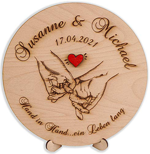 - Holzscheibe aus Holz 30cm - Gravur Personalisiert Name Datum Paar - Hand in Hand mit rotem Herz