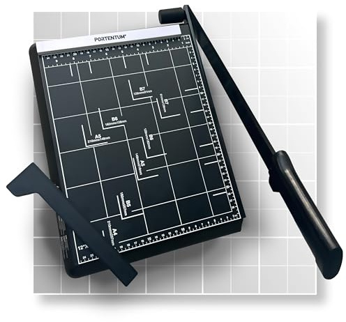 PORTENTUM Guillotina de papel A4 con escuadra magnética ajustable y base antideslizante – 12 hojas – Cizalla precisión con seguro de brazo y guías impresas – Cortador compatible A4, A5, B5, B6 y B7