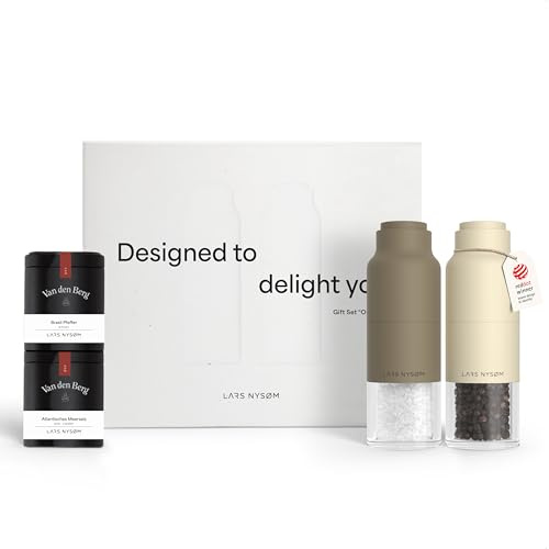 LARS NYSØM Molinillos de Sal y Pimienta - Set de Regalo con Diseño de Botella y 2 Especias Premium (Sal y Pimienta) - Caja Elegante para Cocina y Amantes de la Comida (Brown/Beige)