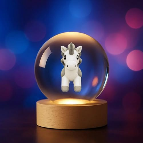 Plexido 3D Kristallkugel LED – Verschiedene Motive zur Auswahl: Tiere, Kosmonaut, Emojis – Deko-Licht aus Glas mit Holzsockel – Personalisierbar – Geschenkidee (Einhorn)