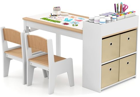 GYMAX Set Tavolo e 2 Sedie per Bambini 3+ Anni, Tavolo Creativo con Rullo di Carta, Ripiani per Stoccaggio e 4 Contenitori in Tessuto, Set Mobile per Stanza dei Giocattoli, Cameretta (Naturale)