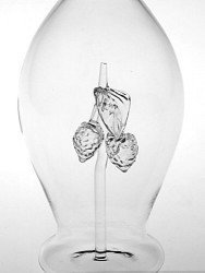 Jarra de cristal transparente, Garaffa, Botella, Decantador de vidrio soplado a boca con dos frambuesas de cristal claro en el interior, rellenable, capacidad 0,5 litro y altura circa 30 cm, diseñado y fabricado por la Oberstdorfer Glashütte