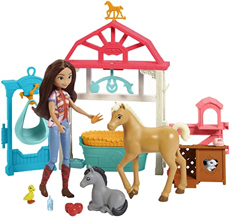 Dreamworks Spirit HCH37 - Luckys Tierbaby-Pflegestation, Pony & Fohlen, Puppe Lucky (18 cm), Pflegebereich, Waage, Mobile, Wiege, Häschenkiste, 4 Tierfiguren, tolles Geschenk für Kinder ab 3 Jahren