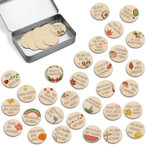 BIROYAL Glücksbringer Kinder 30 Stk, mit Sprüchen, Ø4 cm 0,3 cm, Klassisch | Druckklar & Gratfrei, mit Metallbox, Als Streudeko & Gastgeschenke, Tischdekoration, für Prüfung, Geburtstag, Taufe