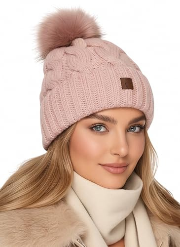 Baesics Bommelmütze Damen Herren - Zopfmuster Wintermütze Kunstfell Bommel | Mit flauschigem Pompon und weichem Fleecefutter, Größe ca. 54-58 cm, Strick aus der EU. Warm für Herbst, Winter und als