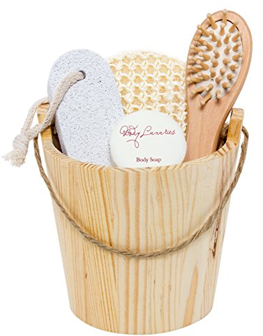BRUBAKER Wellness Set im Holzkübel - 5-teiliges Geschenkset mit Peelingschwamm, Haarbürste, Bimsstein, Seife und Holzeimer