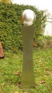 Gartendekoshop24 – Gartendeko Edelstahl, gebürstete Edelstahlsäule, 100 cm mit Edelstahlwürfel. Edelstahlsäule, tailliert, mit Würfel. Handgefertigte Säule Edelstahl, Metallarbeit, für draußen.