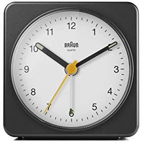 Braun Klassischer analoger Wecker Schlummerfunktion und Licht, ruhiges Quarzuhrwerk, Crescendo-Alarm, schwarz-weißes Modell BC03BW.