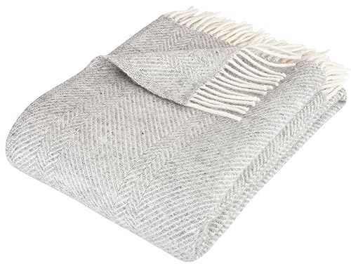 Arctic Wolldecke Herringbone - Hochwertiges Plaid mit Fischgrätmuster im Scandi Design - 100% Schurwolle mit Woolmark Siegel - 130 x 200 cm - Hellgrau