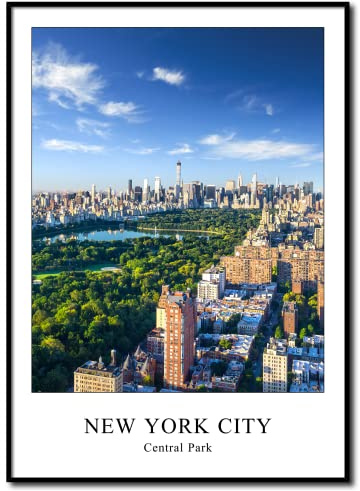 Rahmenbild New York Central Park 50 x 70 cm | Manhattan mit Aussicht auf Central Park bei Tag | Atmosphärisches Wandbild in Farbe mit Schriftzug im Rahmen Hochformat | Wohnzimmer Schlafzimmer Flur