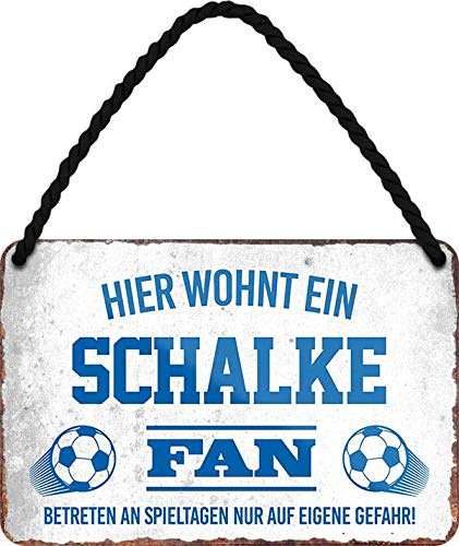 schilderkreis24 – Blechschild Lustiger Spruch Deko Artikel Sport Verein Geschenkidee Männer Club Fußball Fan 18x12 cm (Hier wohnt ein Schalke Fan)