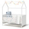 Bellabino Nika Babybett in Hausoptik 70 x 140 cm, Gitterbett und Hausbett für Kinder und Babys aus Kiefer Massivholz in weiß, 3-Fach höhenverstellbar inkl. Lattenrost